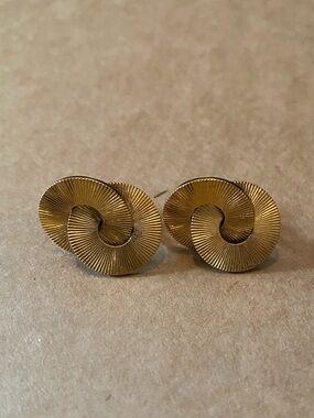 Vintage Peck & Peck NYC 1/20 12K Gold
Filled Fluted Ribbon Screw Back Ear